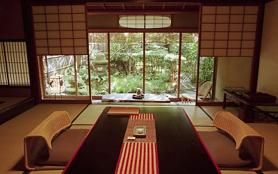 Đừng bỏ qua việc ở ryokan ít nhất một đêm khi đến Nhật Bản. Đừng bỏ qua việc ở ryokan ít nhất một đêm khi đến Nhật Bản.