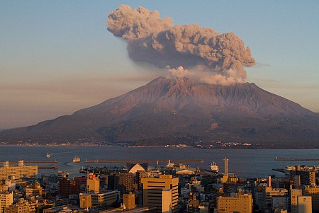 Bất ngờ trước ngọn núi lửa hung dữ nhưng tuyệt đẹp tại đất nước Nhật Bản
