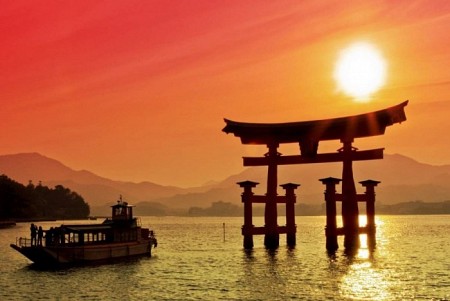 Khám Phá Cánh Cổng Torii- Nơi Mở Cánh Cửa Đến Với Thần Linh Ở Nhật Bản