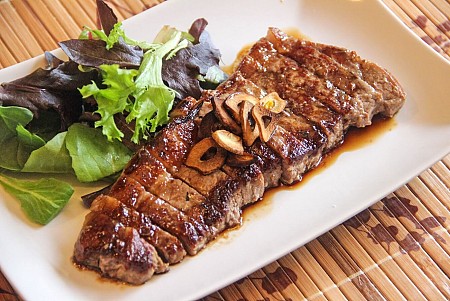 Steak Bò Nhật Bản - Kết Hợp Hương Vị Độc Đáo và Nước Sốt Tinh Tế!