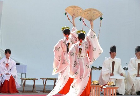 Tìm Hiểu Về Các Trinh Nữ Tế Thần Trong Những Đền Thờ Ở Nhật Bản